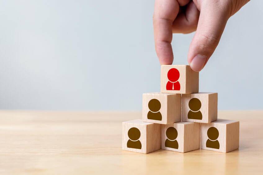 Cube en bois empilés représentant une nouvelle recrue