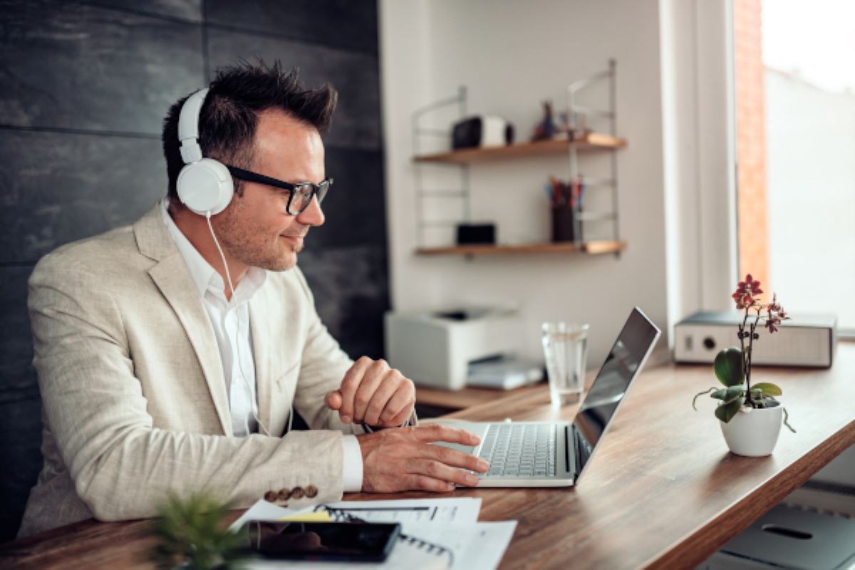 Télétravailleur dans un espace optimisé