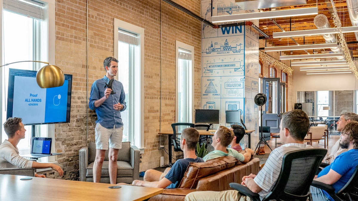Présentation devant une équipe dans un loft de travail partagé